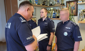 wyróżnieni policjanci i ich przełożeni