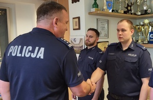 wyróżnieni policjanci i ich przełożeni