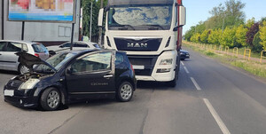 uszkodzone pojazdy po kolizji