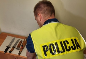 policjanci i zatrzymany oraz zabezpieczone przedmioty