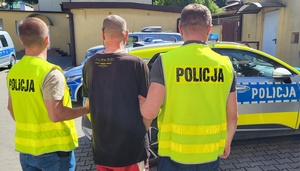 policjanci i zatrzymany oraz zabezpieczone przedmioty
