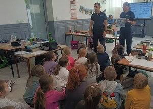 policjanci z uczniami