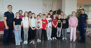 policjanci z uczniami