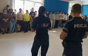 policjanci z uczniami