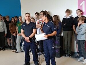 policjanci z uczniami