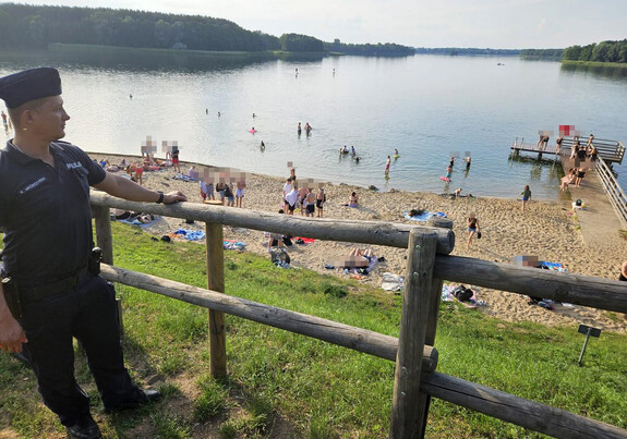 policjanci kontrolują plaże