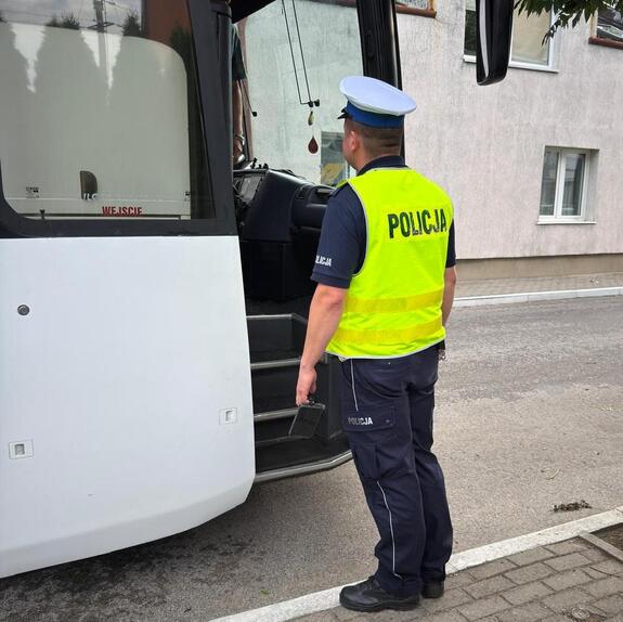 policjant kontroluje autobus