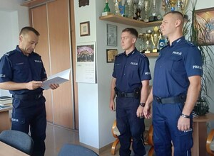 wyróżnieni policjanci i Komendant