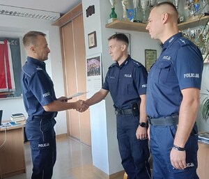 wyróżnieni policjanci i Komendant