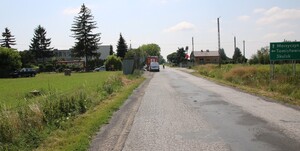 uszkodzone pojazdy na miejscu zdarzenia