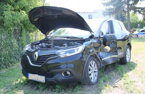 uszkodzone pojazdy na miejscu zdarzenia