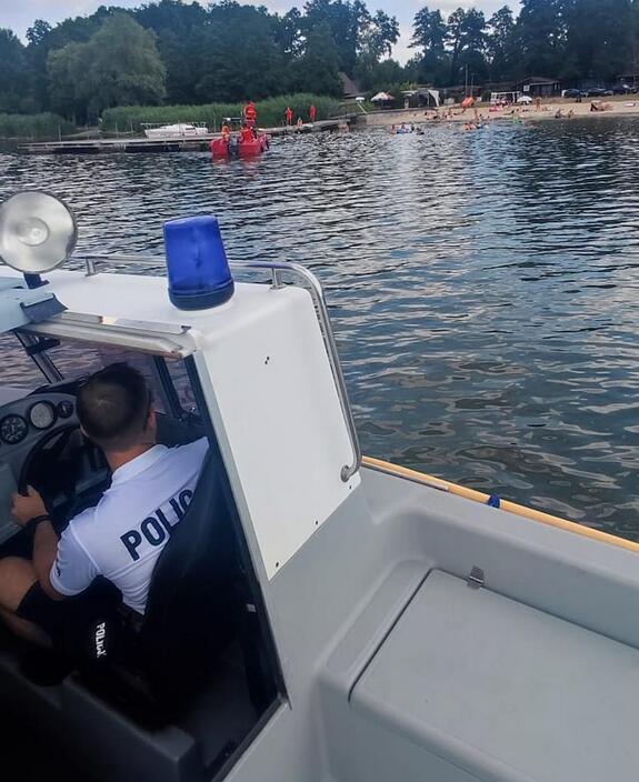 policjanci na wodzie