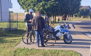 policjanci podczas działań i kontrolowane osoby