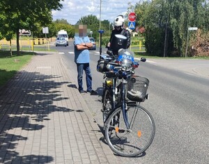 policjanci podczas działań i kontrolowane osoby