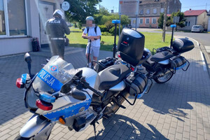 policjanci podczas działań i kontrolowane osoby