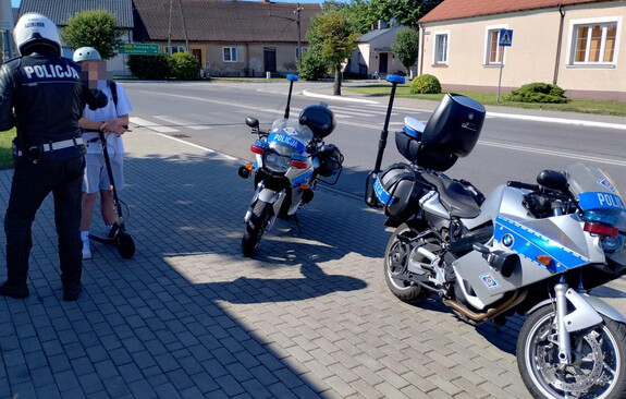 policjanci podczas działań i kontrolowane osoby