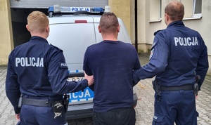 policjanci prowadzą zatrzymanego