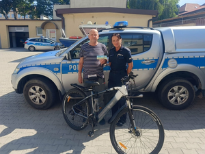 Policjantka znakująca rower