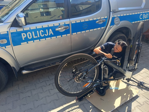 Policjantka znakująca rower