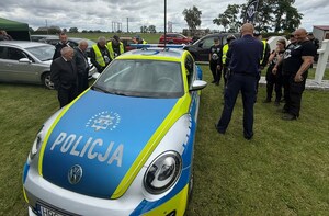 uczestnicy pikniku i policjanci