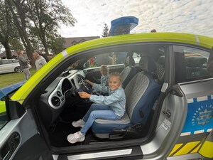 uczestnicy pikniku i policjanci