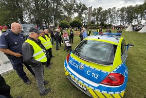 uczestnicy pikniku i policjanci