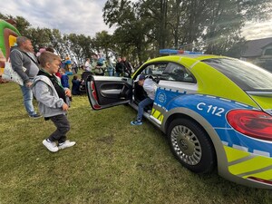 uczestnicy pikniku i policjanci