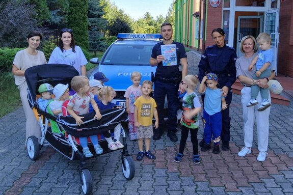 policjanci na spotkaniu z dziećmi