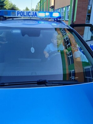 policjanci na spotkaniu z dziećmi