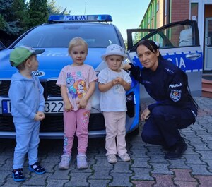 policjanci na spotkaniu z dziećmi