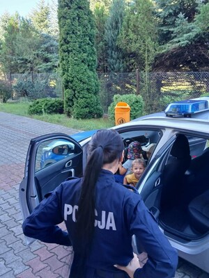 policjanci na spotkaniu z dziećmi