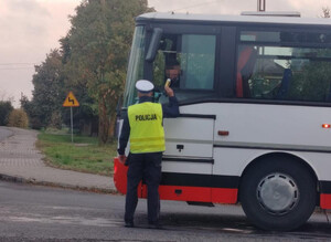 policjanci kontrolują na drodze