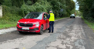 policjanci kontrolują na drodze
