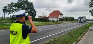 funkcjonariusze kontrolują auta