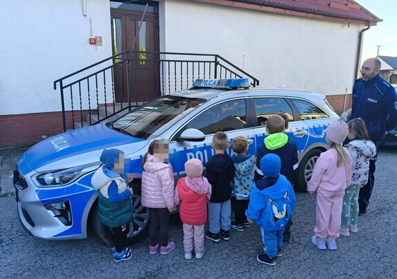 policjanci na spotkaniu z dziećmi