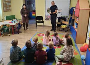 policjanci na spotkaniu z dziećmi