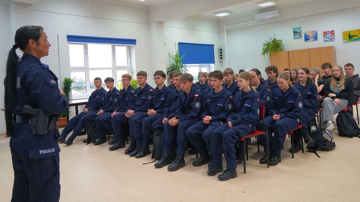 Policjanci z Radziejowa wspierają zajęcia w klasie mundurowej