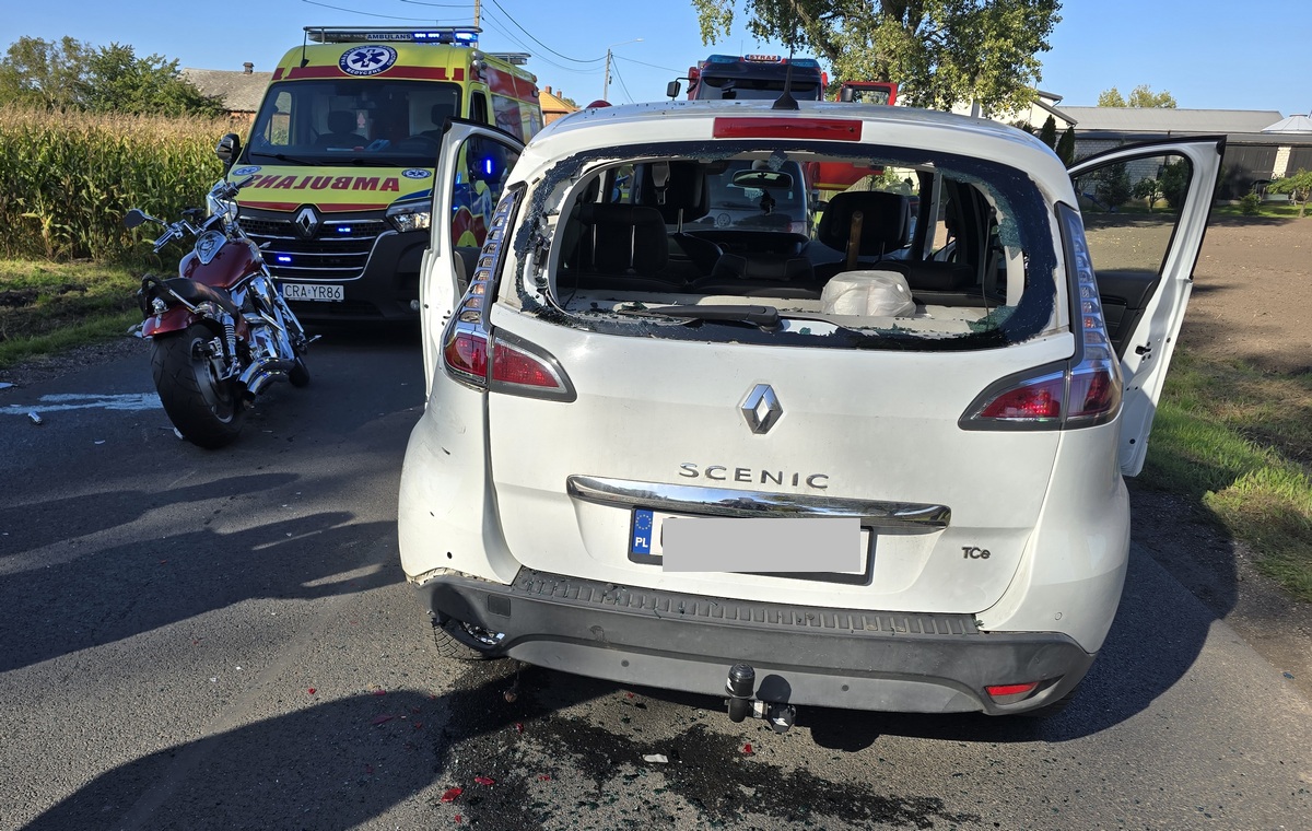 Motocyklista uderzył w tył Renault w Świątnikach