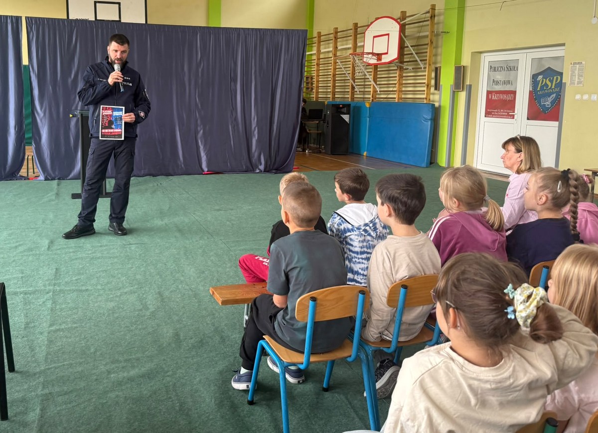 Spotkanie policjantów z uczniami Szkoły Podstawowej w Krzywosądzy