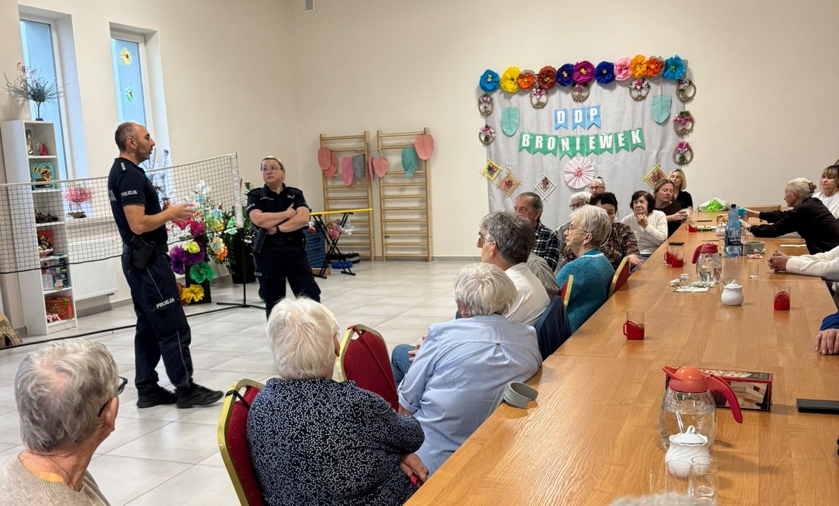 Spotkanie policjantów z seniorami w Broniewku